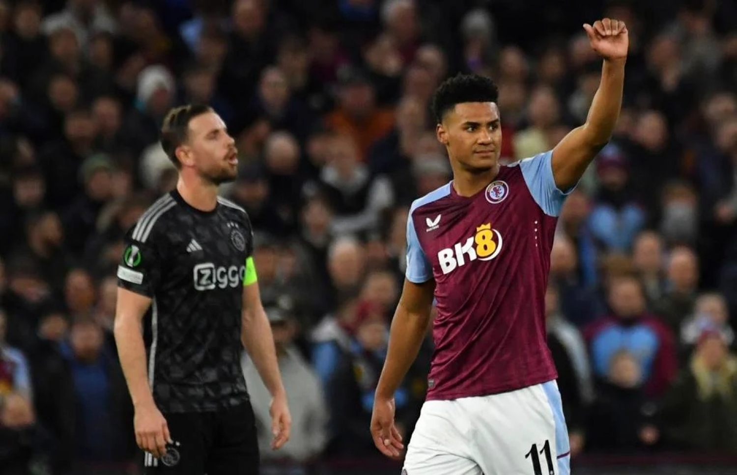 އޮލީ ވަޓްކިންސް އެސްޓަން ވިލާ އަށް ލީޑު ނަގައިދިން ގޯލު ޖެހުމަށް ފަހު.--