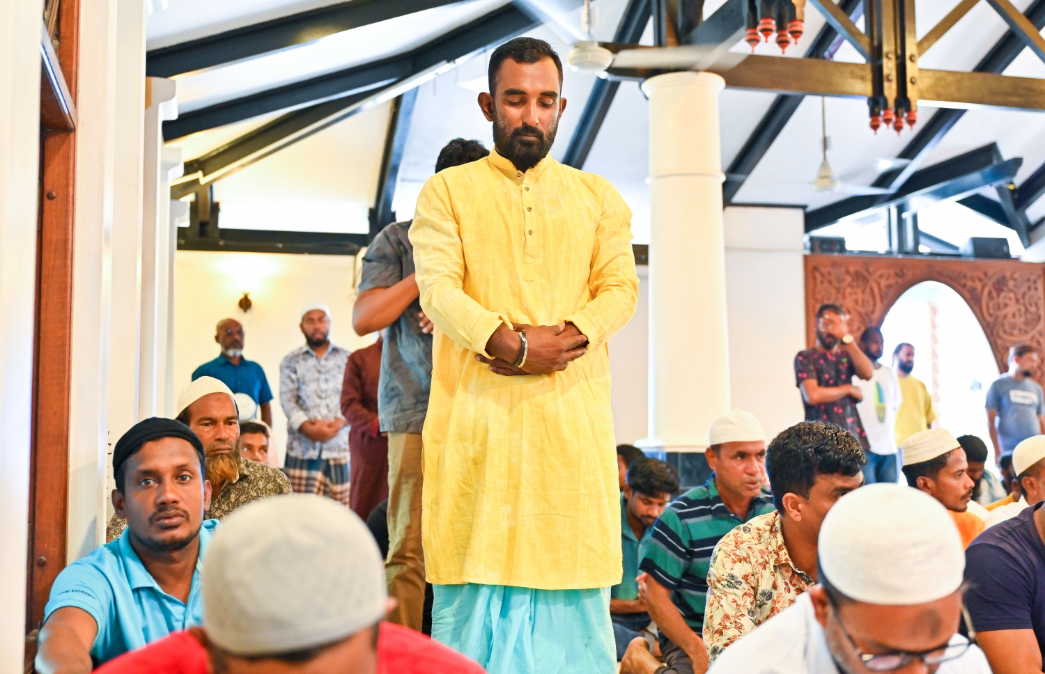 މިއަދުގެ ހުކުރު ނަމާދަށް މިސްކިތު ޖަމާއަތަށް ހާޒިރުވި ބަޔަކު ނަމާދުކުރަމުން ދަނީ -- ފޮޓޯ: ފަޔާޒު މޫސާ | މިހާރު