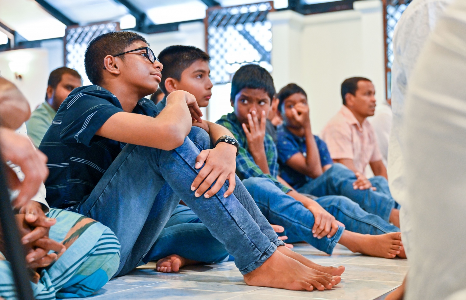 ހުޅުމާލެ، މަސްޖިދުލް އަމާނީގައި ކުރެވުނު ހުކުރު ނަމާދުގައި ޒުވާން ހަތީބް ޒައިން އިއްވަމުންގެންދިޔަ ހުކުރު ހުތުބާ ކުދިންތަކެއް އަޑުއަހަނީ --- ފޮޓޯ: ފަޔާޒު މޫސާ | މިހާރު