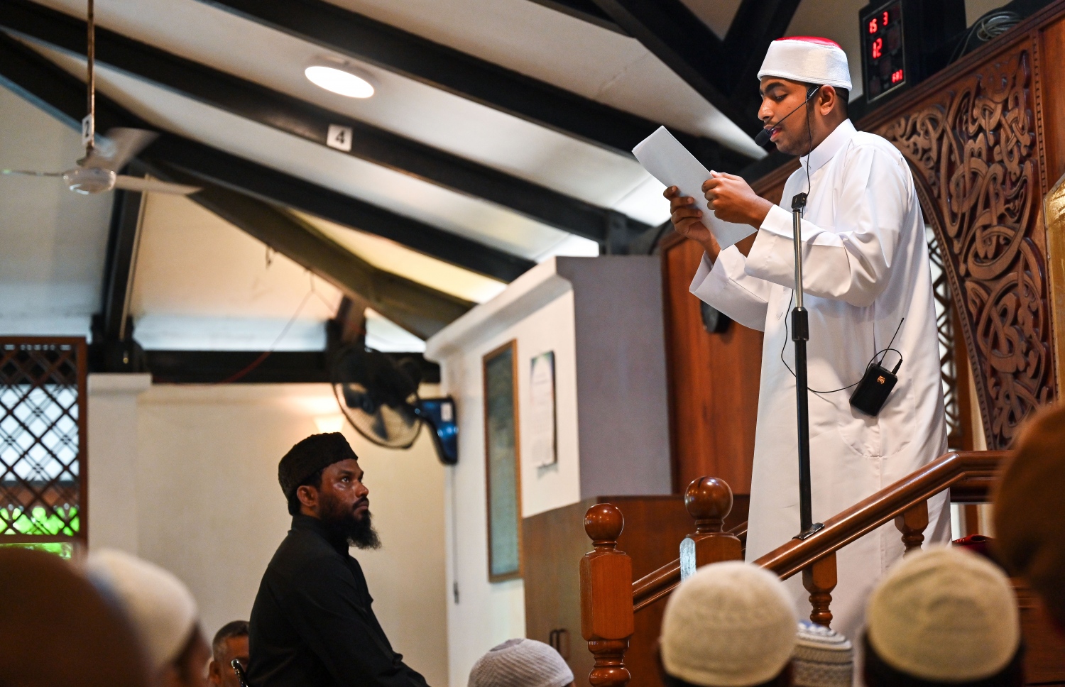 ހުޅުމާލެ، މަސްޖިދުލް އަމާނީގައި ކުރެވުނު ހުކުރު ނަމާދުގައި ޒުވާން ހަތީބް ޒައިން ހުކުރު ހުތުބާ އިއްވަނީ: މިއީ ހާއްސަ އެހީއަށް ބޭނުންވާ ކުއްޖަކު ރާއްޖޭގައި ހުކުރު ނަމާދު އިމާމްވެ ކުރި ފުރަތަމަ ފަހަރު --- ފޮޓޯ: ފަޔާޒު މޫސާ | މިހާރު