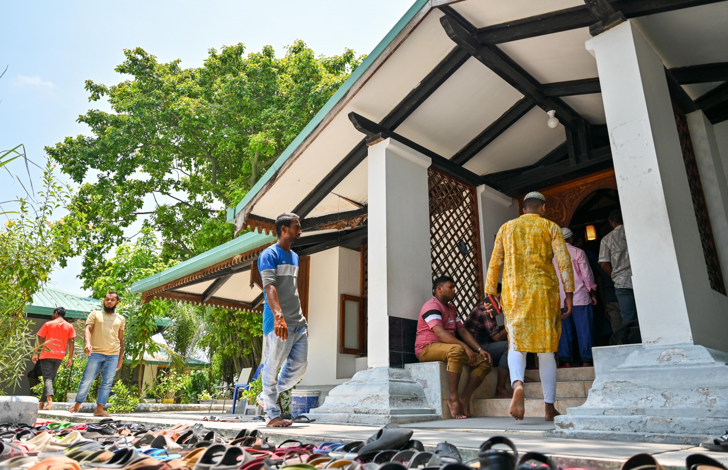 ހުޅުމާލޭ މަސްޖިދުލް އަމާނީއަށް މީހުން ހުކުރު ނަމާދަށް ވަންނަމުން ދަނީ: މި މިސްކިތުގައި އިމާމްވެ ހުކުރު ކޮށްފައިވަނީ ތާޖުއްދީން ސްކޫލުގެ ގްރޭޑް 10 ގައި ކިޔަވަމުން އަންނަ 17 އަހަރުގެ ޒައިން -- ފޮޓޯ: ފަޔާޒު މޫސާ | މިހާރު