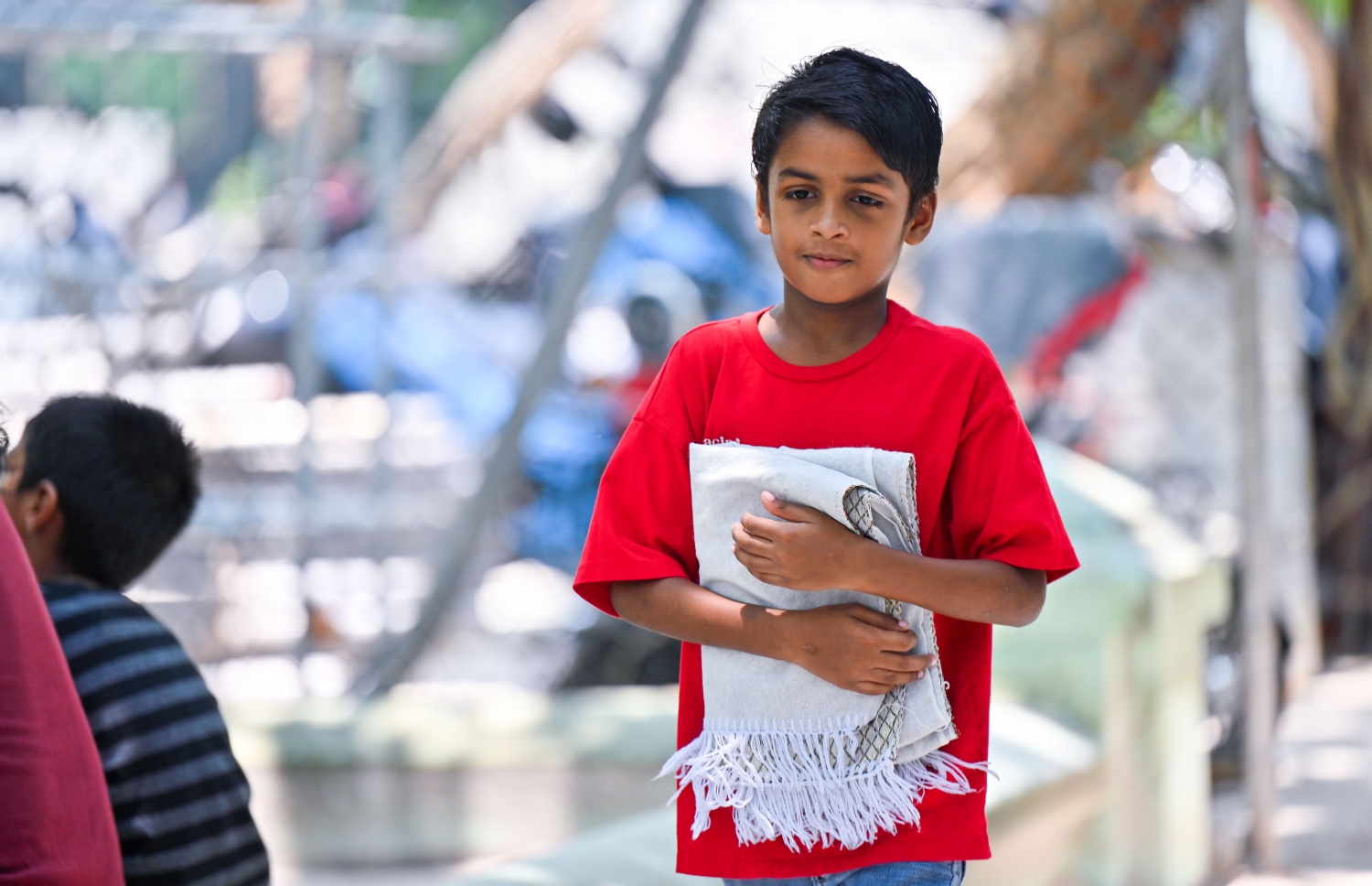 މިއަހަރު ރޯދަމަހުގެ ފުރަތަމަ ހުކުރު ނަމާދަށް ކުއްޖަކު ހުޅުމާލެ މަސްޖިދުލް އަމާނީ އަށް މުސައްލަ ހިފައިގެން ވަންނަނީ --- ފޮޓޯ: ފަޔާޒު މޫސާ | މިހާރު