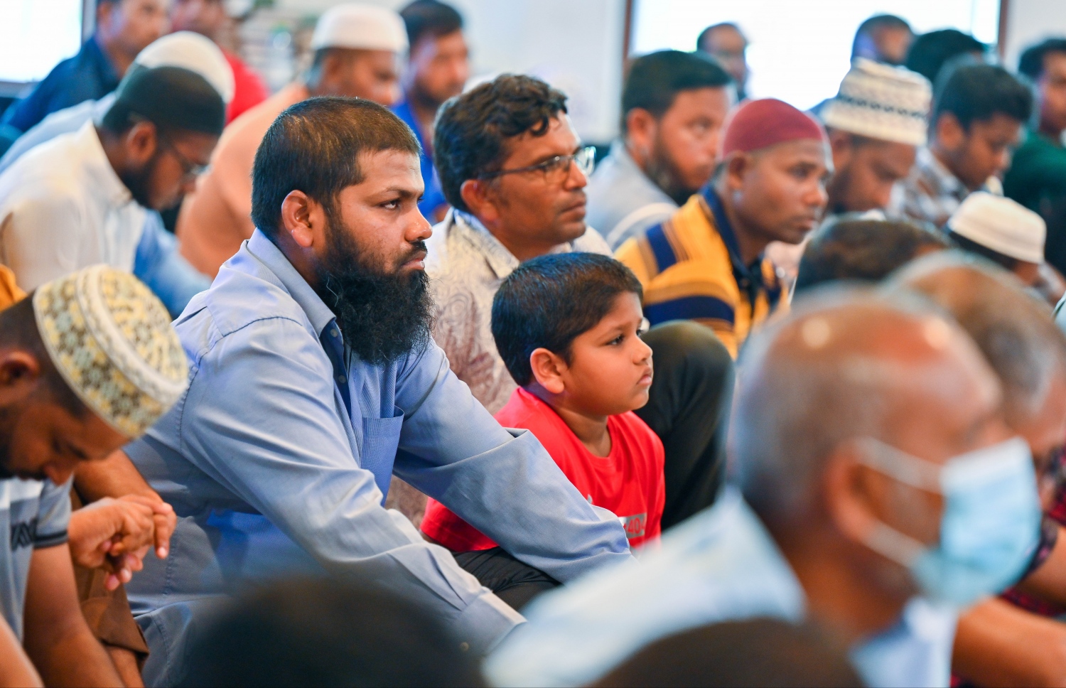 ހުޅުމާލެ، މަސްޖިދުލް އަމާނީގައި ކުރެވުނު ހުކުރު ނަމާދުގައި ޒުވާން ހަތީބް ޒައިން އިއްވަމުންގެންދިޔަ ހުކުރު ހުތުބާ ބަޔަކު އަޑުއަހަނީ --- ފޮޓޯ: ފަޔާޒު މޫސާ | މިހާރު