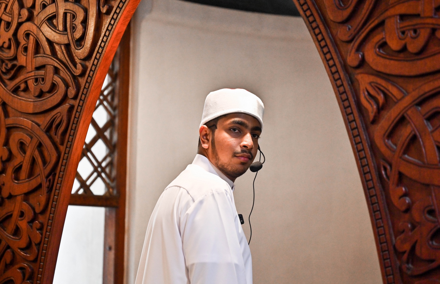 މަސްޖިދުލް އަމާނީގައި ހުކުރު ނަމާދު އިމާމްވެ ކުރުމަށް ޒުވާން ހަތީބް ހުސެއިން ޒައިން އަލީ ސަފުތައް ތަރުތީބުކޮށްލަނީ -- ފޮޓޯ: ފަޔާޒު މޫސާ | މިހާރު