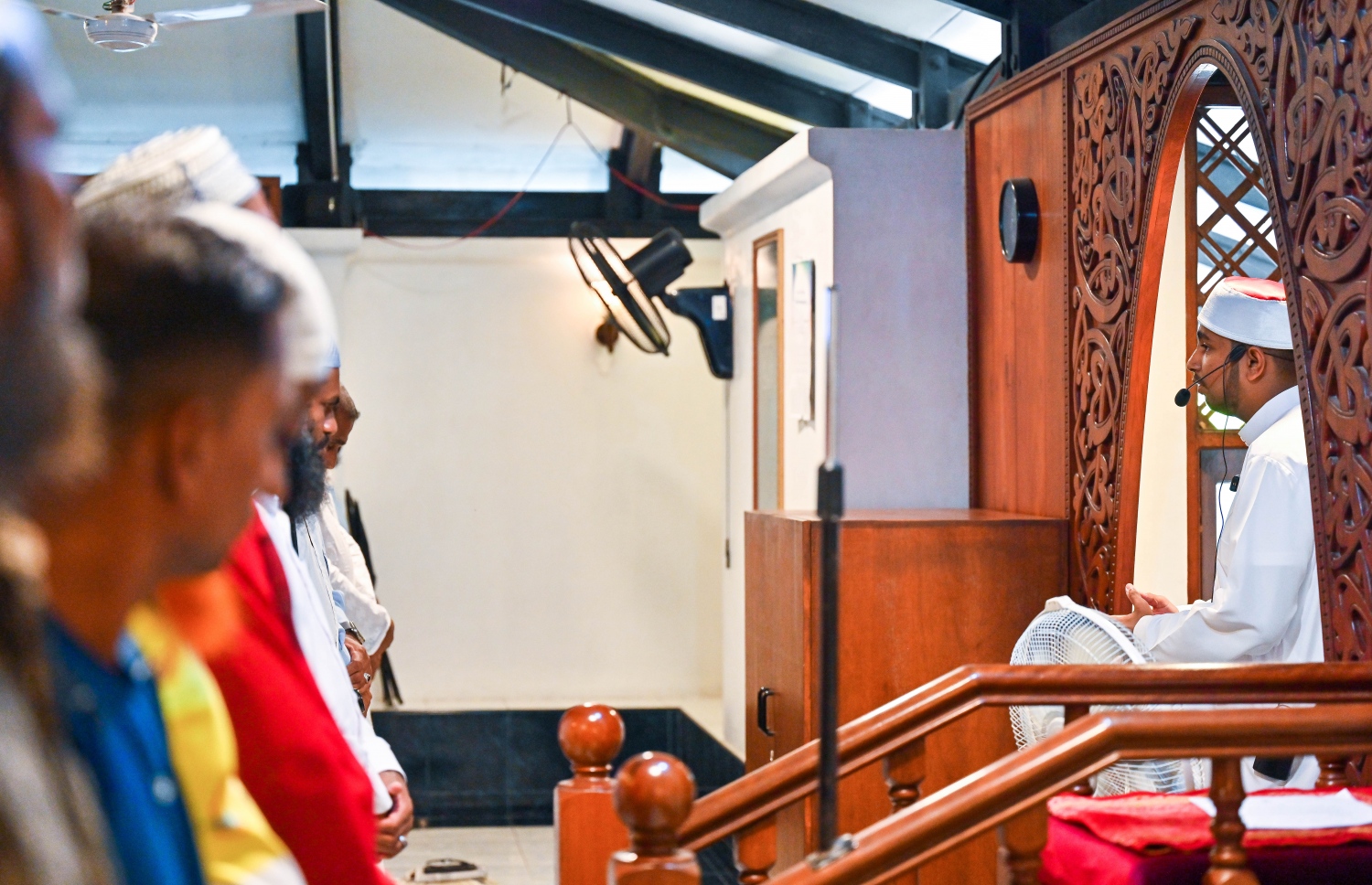 ޒުވާން ހަތީބް ޒައިން މިއަދު މަސްޖިދުލް އަމާނީގައި ކުރެވުނު ހުކުރު ނަމާދު ކުރުމަށް ތައްޔާރުވަނީ --- ފޮޓޯ: ފަޔާޒު މޫސާ | މިހާރު