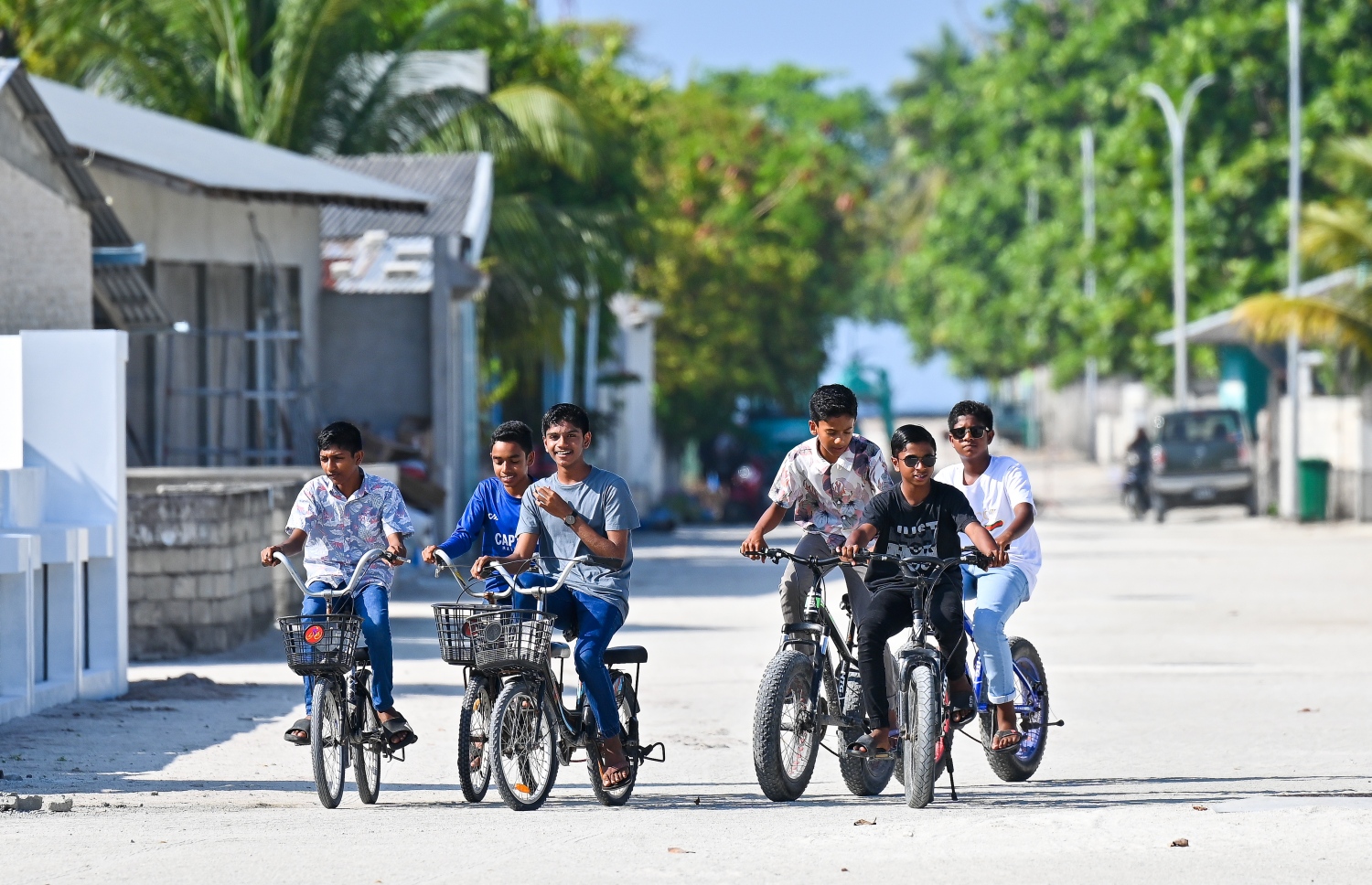 ގޮއިދޫ ބޮޑުމަގުން ކުދިންތަކެއް ބައިސްކަލް ދުއްވަނީ-- ފޮޓޯ: ފަޔާޒް މޫސާ | މިހާރު