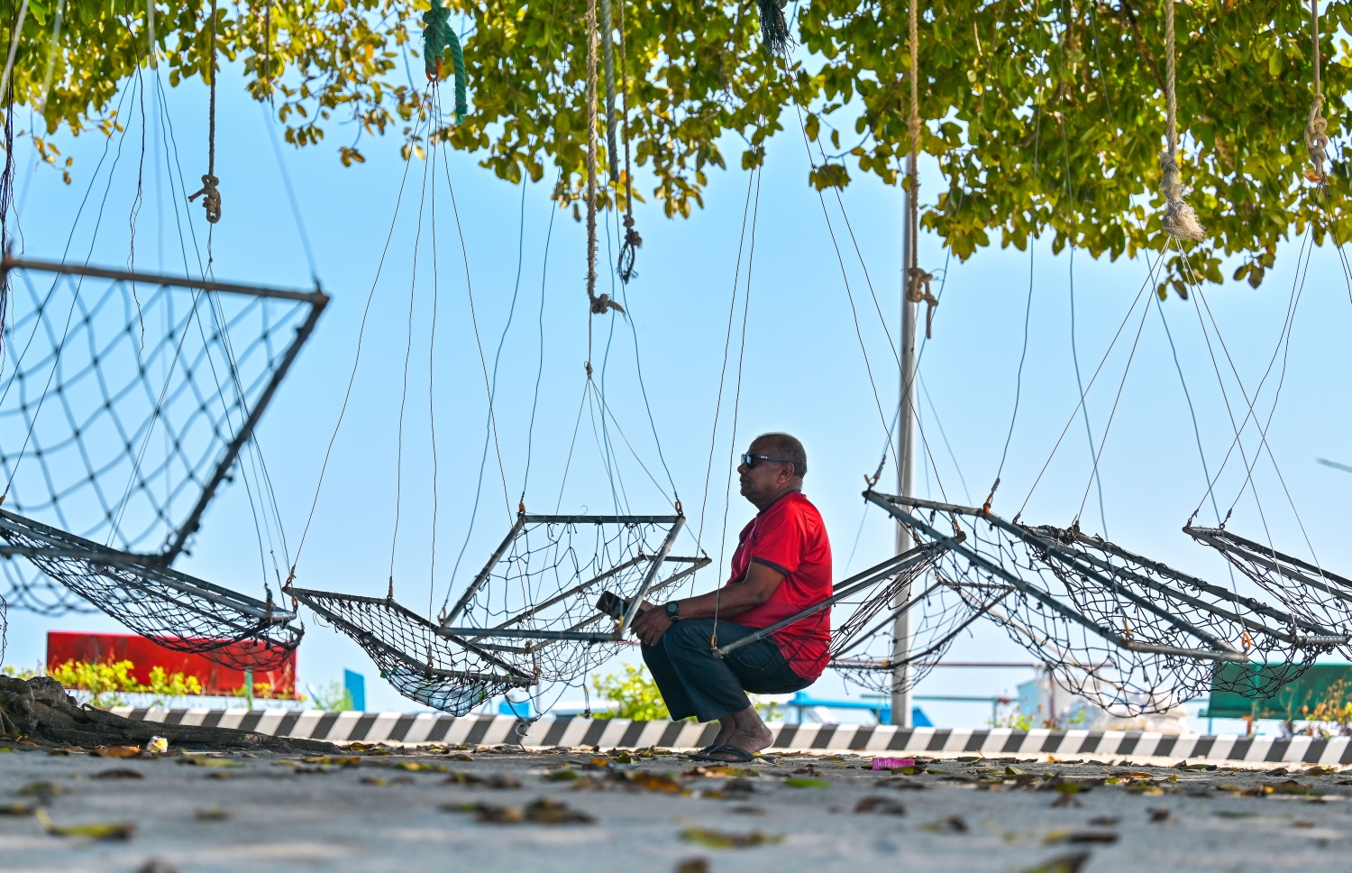 މޫސަބެ "މިހާރު"އާ ވާހަކަ ދައްކަނީ: މި ރަށުގެ ސަރުކާރު އޮފީސްތަކުގައި 31 އަހަރު ހިދުމަތްކުރި. -- ފޮޓޯ: ފަޔާޒް މޫސާ | މިހާރު