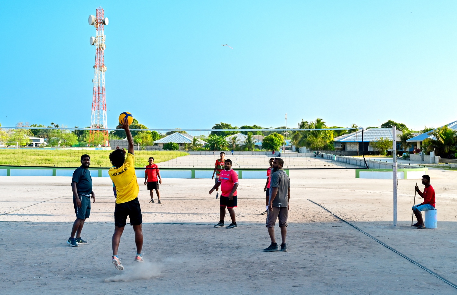 ގޮއިދޫގެ ޒުވާނުންތަކެއް ވޮލީ ކުޅެނީ: ކުޅިވަރަށް ލޯބިކުރާ އަދި ކާމިޔާބީ ހޯދަން ލޯބިކުރާ ޒުވާނުން އުޅޭ ރަށެއް. -- ފޮޓޯ: ފަޔާޒް މޫސާ | މިހާރު