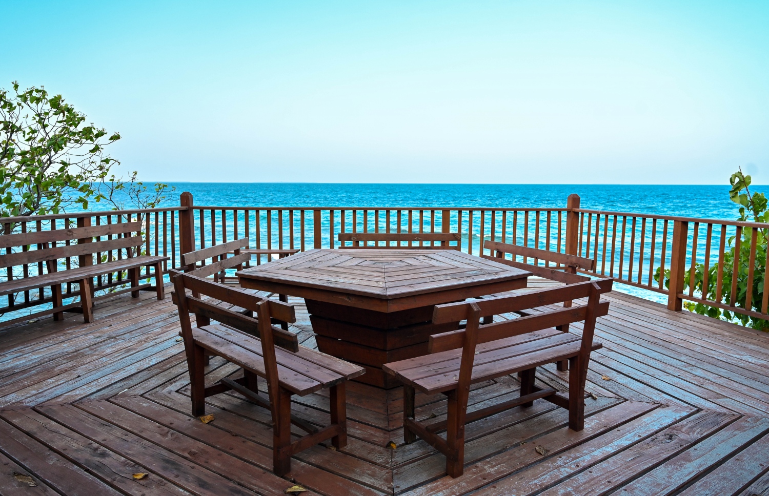 ކަނޑޫފަލުގެ ޕާކު ތެރޭގައި އިންނަ އަށި: ކައިވެނި ހަފުލާތަކާއި ޕާޓީތަކަށް ހިތްގައިމު މި ސަރަހައްދު ދޫކުރޭ. -- ފޮޓޯ: ފަޔާޒް މޫސާ | މިހާރު