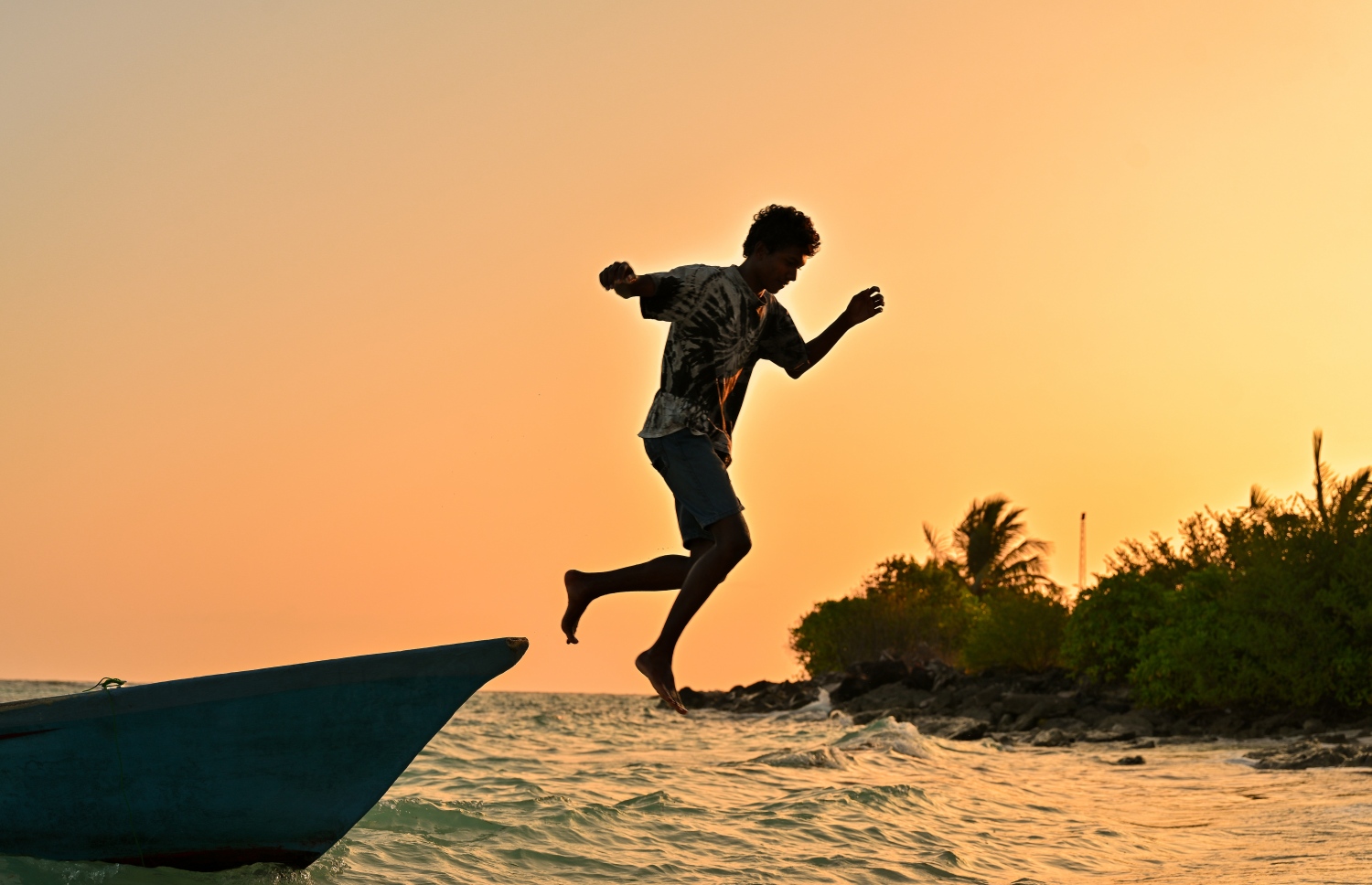 ކުދިންތަކަކާ އެކު މޫދަށް އެރި އުޅުނު ގޮއިދޫ ކުއްޖަކު ދޯންޏަކުން މޫދަށް ފުންމާލަނީ. -- ފޮޓޯ: ފަޔާޒް މޫސާ | މިހާރު