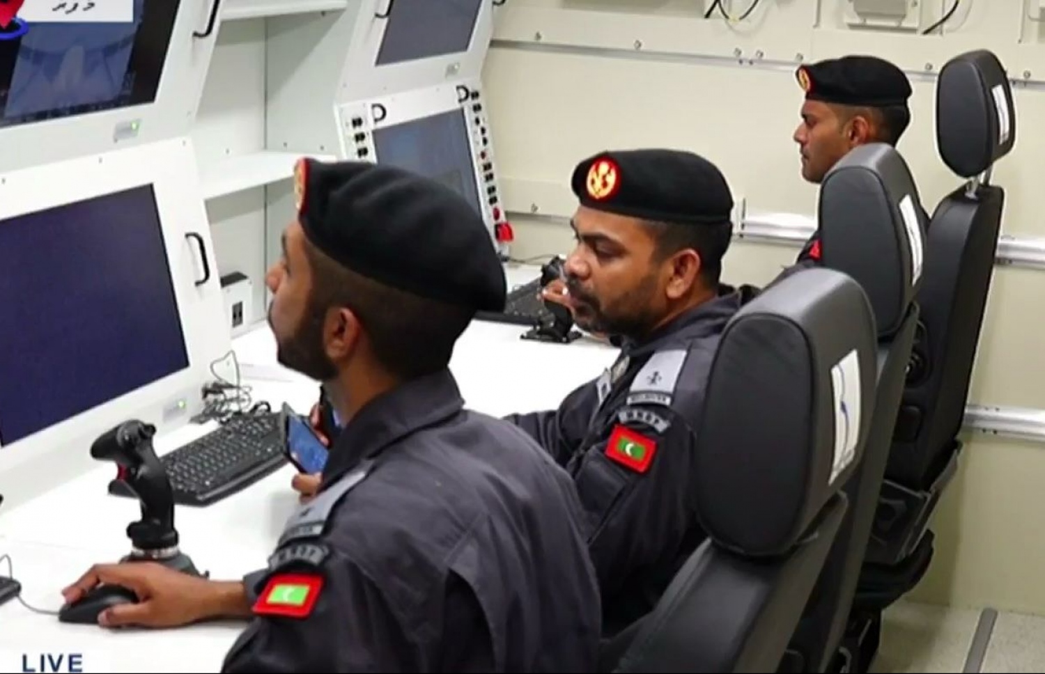 ރާއްޖޭގެ ކަނޑުގެ ސަރަހައްދު ބަލަހައްޓަން ރޭ ފުރަތަމަ އުދުއްސާލި އަސްކަރީ ޑްރޯން ދިވެހި ވައިގެ ސިފައިންގެ މީހުން އޮޕަރޭޓް ކުރަނީ،