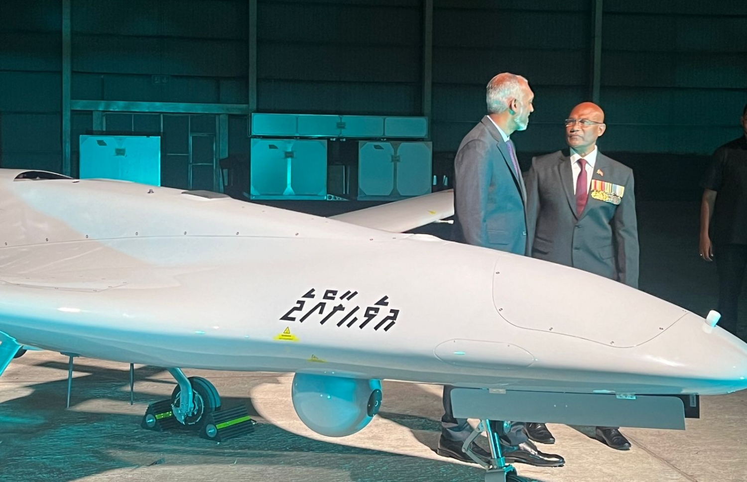 އެމްއެންޑީއެފްގެ ވައިގެ ބާރުން ބޭނުންކުރާ ޑްރޯން ތައާރަފްކުރުމަށް ބޭއްވި ރަސްމިއްޔާތުގައި ރައީސް ޑރ. މުހައްމަދު މުއިއްޒުއާ އެކު ބައެއް ބޭފުޅުން ޑްރޯން ކައިރީ ފޮޓޯ ނަންގަވަނީ.