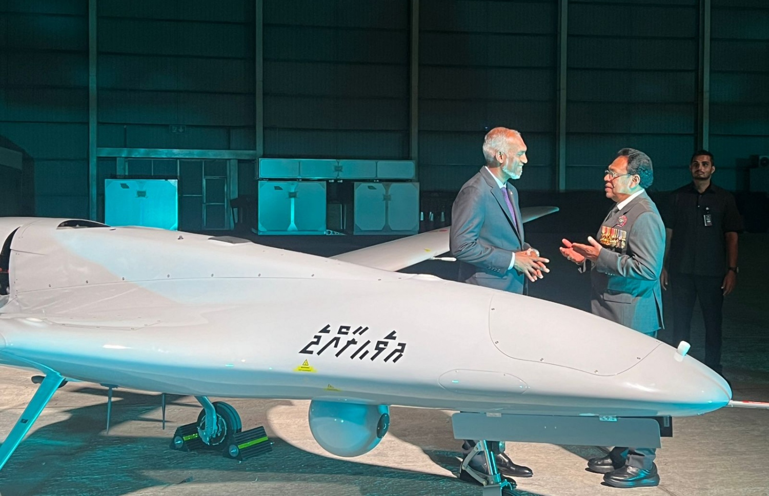 އެމްއެންޑީއެފްގެ ވައިގެ ބާރުން ބޭނުންކުރާ ޑްރޯން ތައާރަފްކުރުމަށް ބޭއްވި ރަސްމިއްޔާތުގައި ރައީސް ޑރ. މުހައްމަދު މުއިއްޒުއާ އެކު ބައެއް ބޭފުޅުން ޑްރޯން ކައިރީ ފޮޓޯ ނަންގަވަނީ.