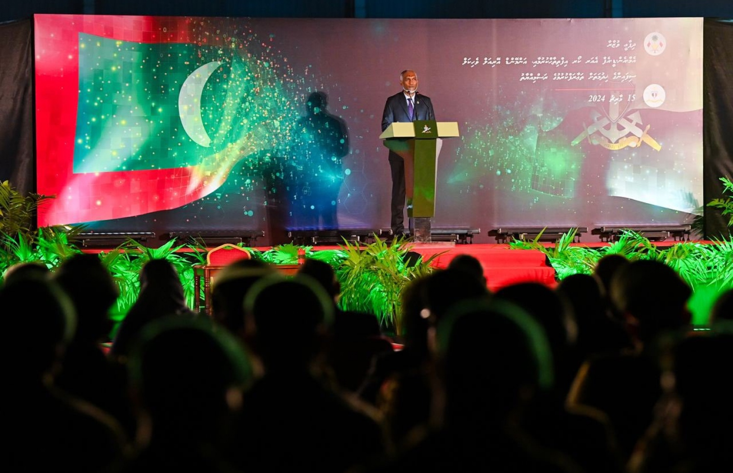 ތިން ޑްރޯނާއެކު ސިފައިންގޭގައި އެއާފޯސް އިފްތިތާހުކުރަން މިރޭ ބޭއްވި ރަސްމިއްޔާތުގައި ރައީސް ޑރ. މުއިއްޒު ވާހަކަފުޅުދައްކަވަނީ.-- ފޮޓޯ: ރައީސް އޮފީސް