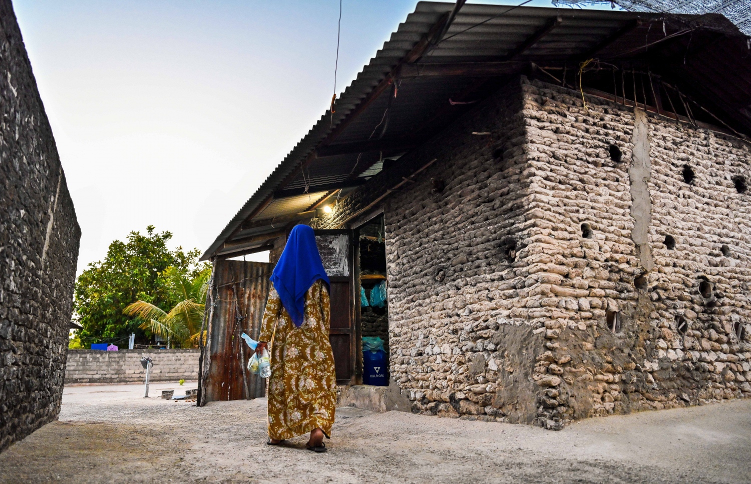 އެންމެ އުނދަގޫ ވަނީ ބަލިވުމުން. ގިނަ ފަހަރަށް ޑޮކްޓަރަށް ދައްކަން ދަނީ އެކަނި. ނޫނީ ރަށުގައި އުޅޭ އާއިލާ މީހަކާ އެކު. އެއްވެސް މީހަކަށް އޭނާގެ ފަރާތުން އުނދަގޫ ޖައްސާކަށް އައިމިނަތު ބޭނުމެއް ނުވޭ.