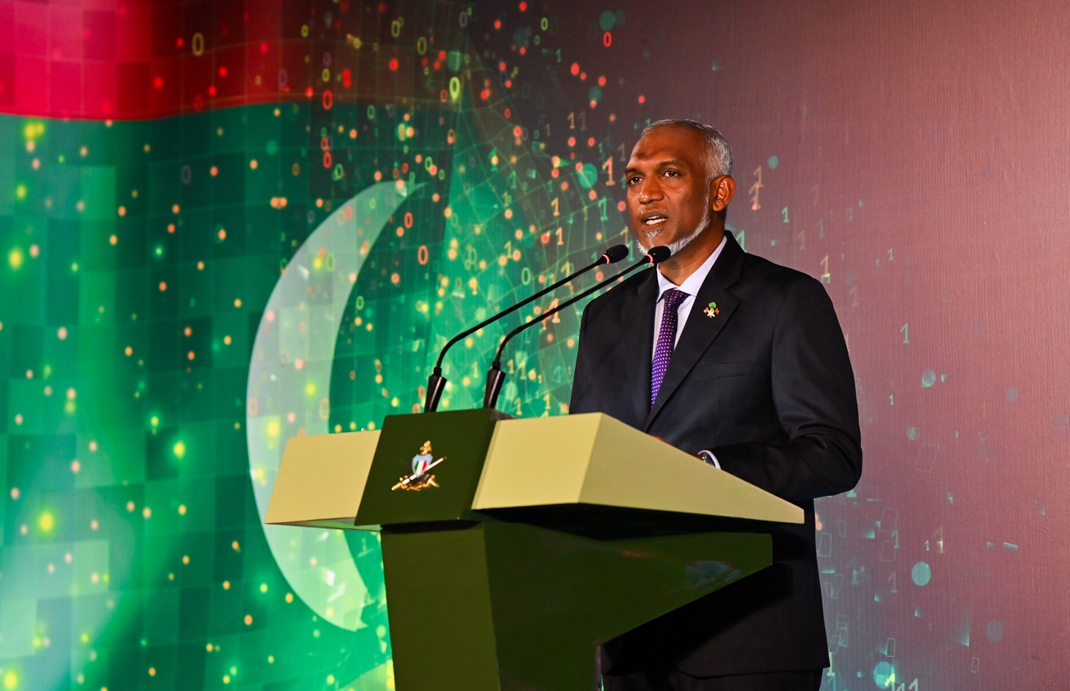 ރާއްޖެ އަށް ފުރަތަމަ ފަހަރަށް އަސްކަރީ ޑްރޯންތައް ރޭ ތައާރަފު ކުރުމަށް ރޭ މާފަރު އިންޓަނޭޝަނަލް އެއާޕޯޓުގައި ބޭއްވި ތާރީހީ ރަސްމިއްުޔާތުގައި ރައީސް މުއިއްޒު ވާހަކަފުޅު ދައްކަވަނީ.---ފޮޓޯ: ރައީސް އޮފީސް