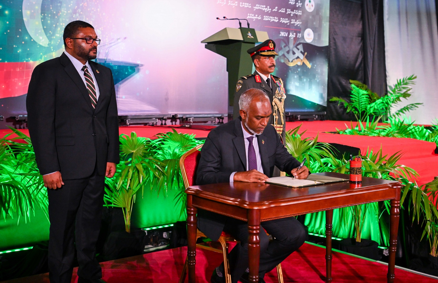 ރައީސް ޑރ. މުއިއްޒު، ސިފައިންގޭގައި އެއާ ފޯސް އުފެއްދުމުގެ ގަރާރުގައި ސޮއިކުރައްވަނީ.-- ފޮޓޯ: ރައީސް އޮފީސް