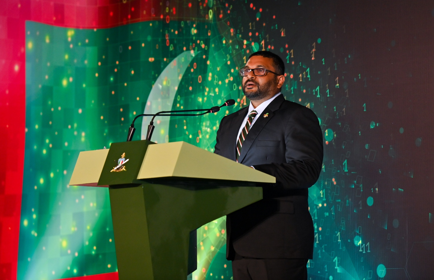 ތިން ޑްރޯނާއެކު ސިފައިންގޭގައި އެއާފޯސް އިފްތިތާހުކުރަން މާޗު 15 ގައި ބޭއްވި ރަސްމިއްޔާތުގައި ޑިފެންސް މިނިސްޓަރު ޣައްސާން ވާހަކަ ދައްކަވަނީ.-- ފޮޓޯ: ރައީސް އޮފީސް