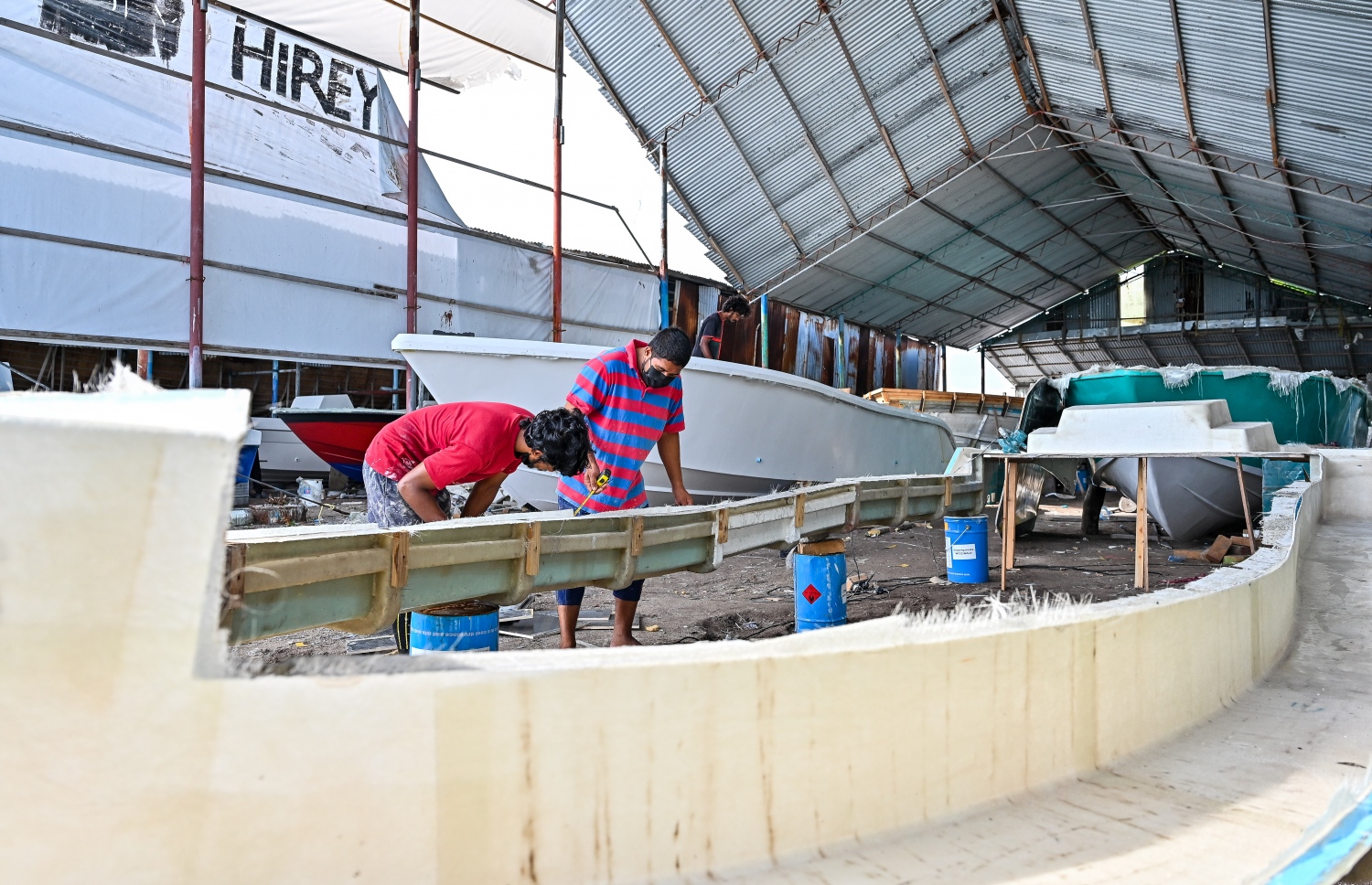 ހިރިލަންދޫގެ ބޯޓް ޔާޑެއްގައި ބަޔަކު މަސައްކަތްކުރަނީ: ރާއްޖޭގެ ހުރިހާ ހިސާބަކުން ވެސް މި ރަށަށް ފައިބަރު ލޯންޗް ބަނުމަށް އޯޑަރުތައް ލިބޭ. -- ފޮޓޯ: ފަޔާޒް މޫސާ | މިހާރު