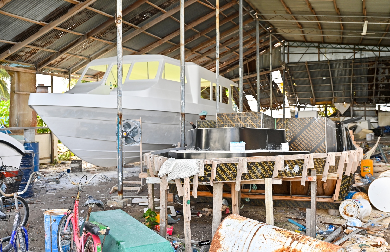 ހިރިލަންދޫގެ ބޯޓް ޔާޑެއްގައި ބަންނަމުން އަންނަ ލޯންޗުތަކެއް: އެ ރަށުގައި އަބަދުވެސް ތިރީހަކަށް ލޯންޗުގެ މަސައްކަތް ކުރިއަށްދާ ކަމަށް ބެލެވޭ. -- ފޮޓޯ: ފަޔާޒް މޫސާ | މިހާރު