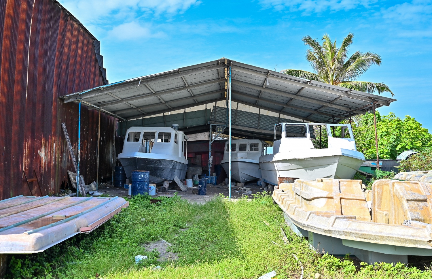 ހިރިލަންދޫގެ ބޯޓް ޔާޑެއްގައި ބަންނަމުން އަންނަ ލޯންޗުތަކެއް: އެ ރަށުގައި އަބަދުވެސް ތިރީހަކަށް ލޯންޗުގެ މަސައްކަތް ކުރިއަށްދާ ކަމަށް ބެލެވޭ. -- ފޮޓޯ: ފަޔާޒް މޫސާ | މިހާރު