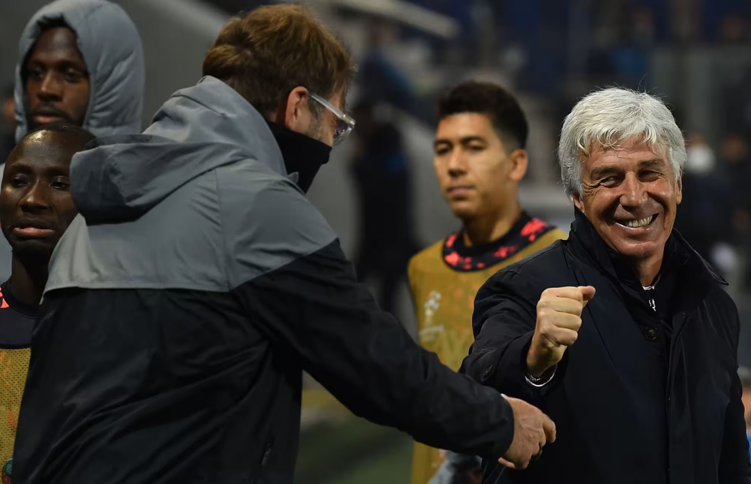 ލިވަޕޫލާއި އެޓަލާންޓާ 2019/2020 ސީޒަންގައި ބައްދަލުކުރި ޗެމްޕިއަންސް ލީގު ގުރޫޕް ސްޓޭޖު މެޗަކަށް ފަހު ލިވަޕޫލްގެ ކޯޗު ކްލޮޕް އާއި އެޓަލާންޓާގެ ކޯޗު ޖިއާޏް ޕިއޭރޯ ޖަސްޕެރީނީ.-- ފޮޓޯ: ގެޓީ