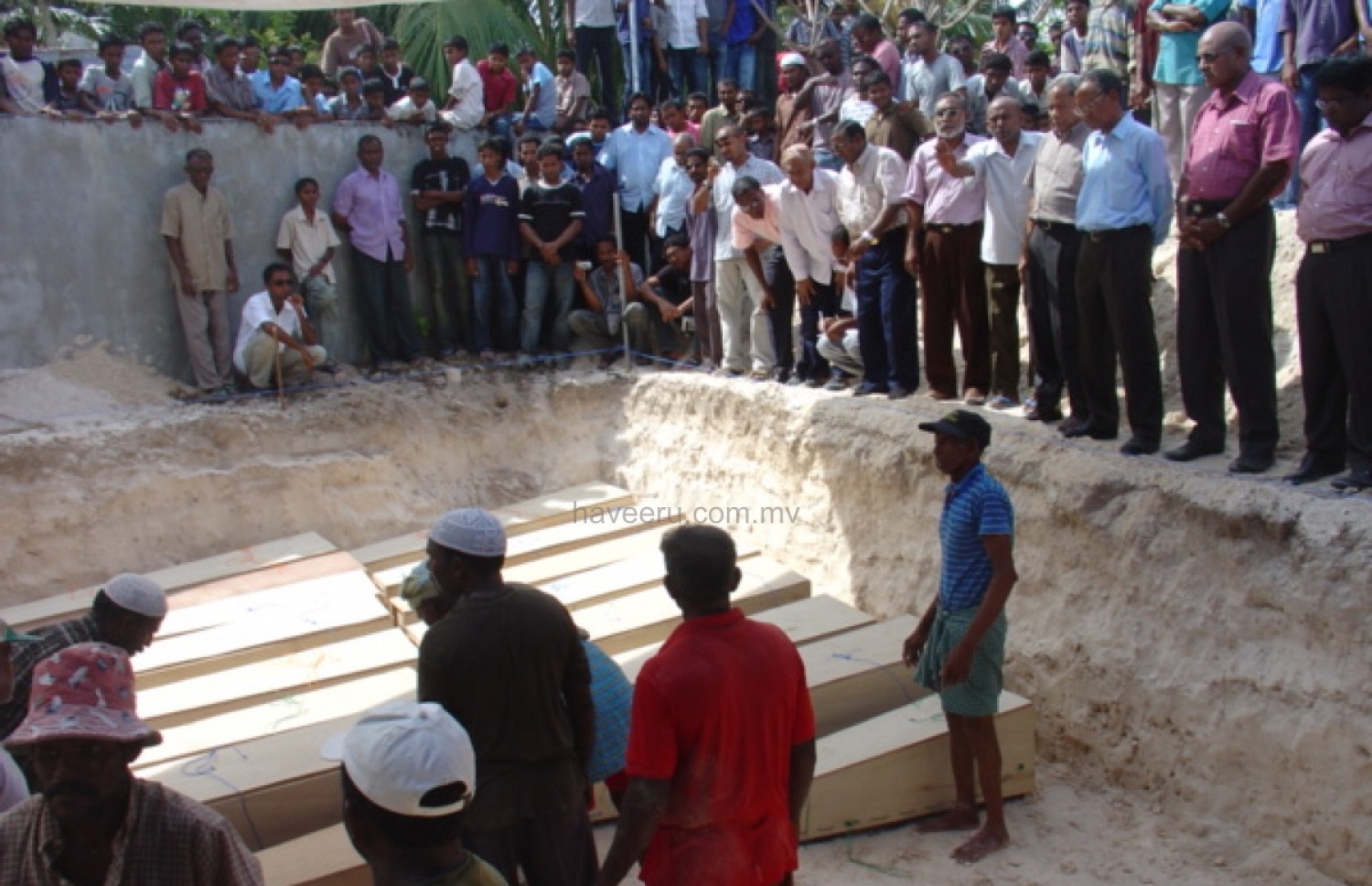 އެނަމާ ބޯޓު ބަންޑުން ޖަހާލި ހާދިސާގައި ނިޔާވި މީހުންގެ ހަށިތައް ވަޅުލަނީ -- ފޮޓޯ: ހަވީރު