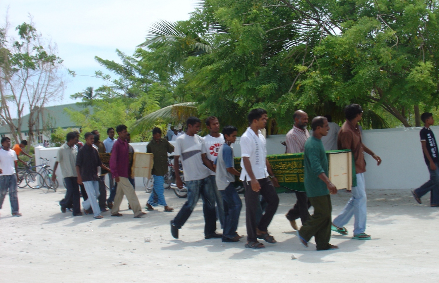 އެނަމާ ބޯޓު ބަންޑުން ޖަހާލި ހާދިސާގައި ނިޔާވި މީހުންގެ ސަންދޯންތައް ގެންދަނީ -- ފޮޓޯ: ހަވީރު