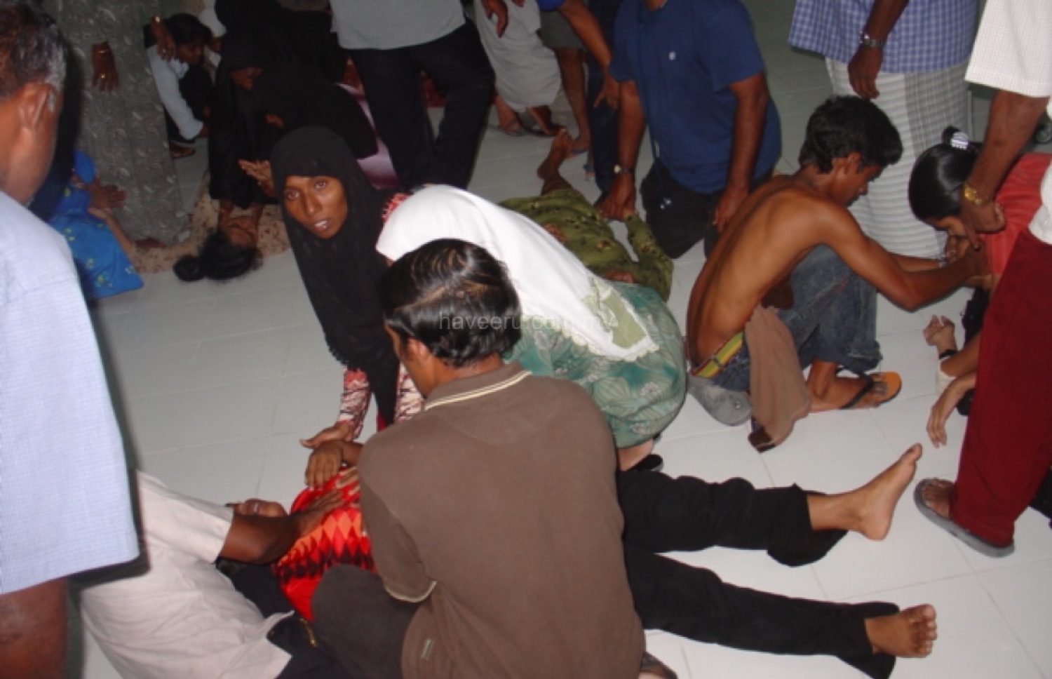 ބޯޓުން ދަތުރު ކުރި ބައެއް މީހުން ތިނަދު އަށް ގެންގޮސް އަވަސް ފަރުވާ ދެނީ: ގިނަ މީހުންނަށް ލޮނުބޮވުނު -- ފޮޓޯ: ހަވީރު