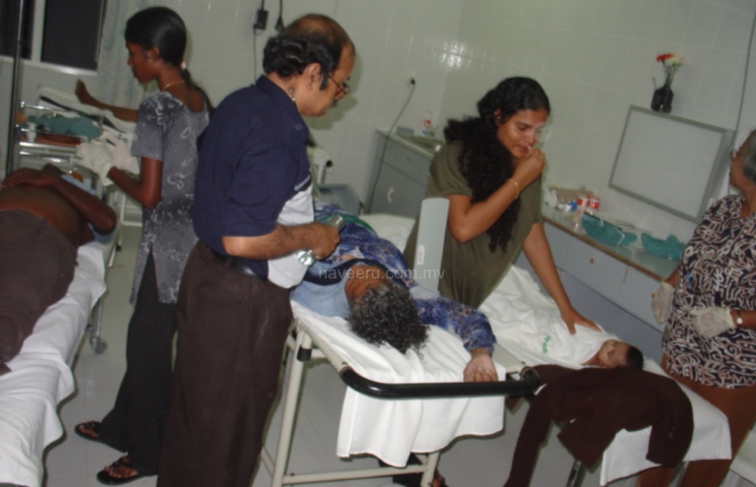 އެނަމާ ބޯޓު ބަންޑުން ޖަހާލައި އަވަސް ފަރުވާ ބޭނުންވި މީހުންނާއި ކުދިންނަށް ތިނަދޫ ހޮސްޕިޓަލުގައި ފަރުވާ ދެނީ -- ފޮޓޯ: ހަވީރު