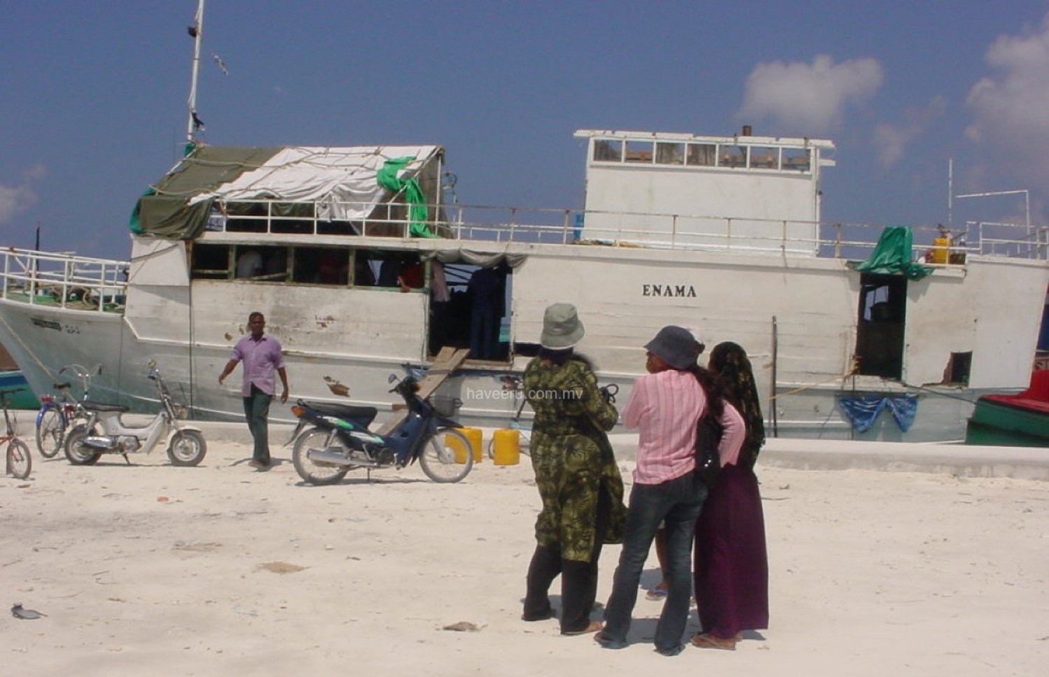 ހާދިސާ އަށް ފަހު އެނަމާ ބޯޓު ތިނަދޫ ބަނދަރުގައި: ދުވަހަކު ވެސް ހިތުން ފިލައިގެން ނުދާނެ ހާދިސާއެއް ކުރިމަތިވި -- ފޮޓޯ: ހަވީރު