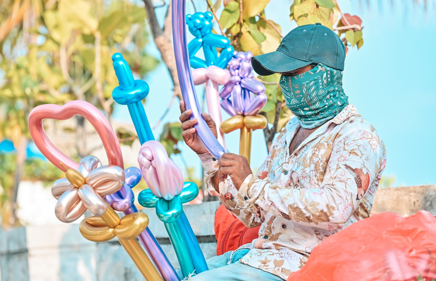 މާލޭގެ ހެލިޕޭޑް ސަރަހައްދުގައި ފުއްޕާހަމުން ތަފާތު އެއްޗެހި ހަދައިގެން ވިއްކާ މީހަކު ފުއްޕާހަމުން އެއްޗެއް ތައްޔާރު ކުރަނީ: ފުއްޕާހަމަކީ ރޯދަމަހު ކުޑަކުދިންގެ މެދުގައި ޑިމާންޑް ބޮޑު އެއްޗެއް.--- ފޮޓޯ: ފަޔާޒު މޫސާ | މިހާރު