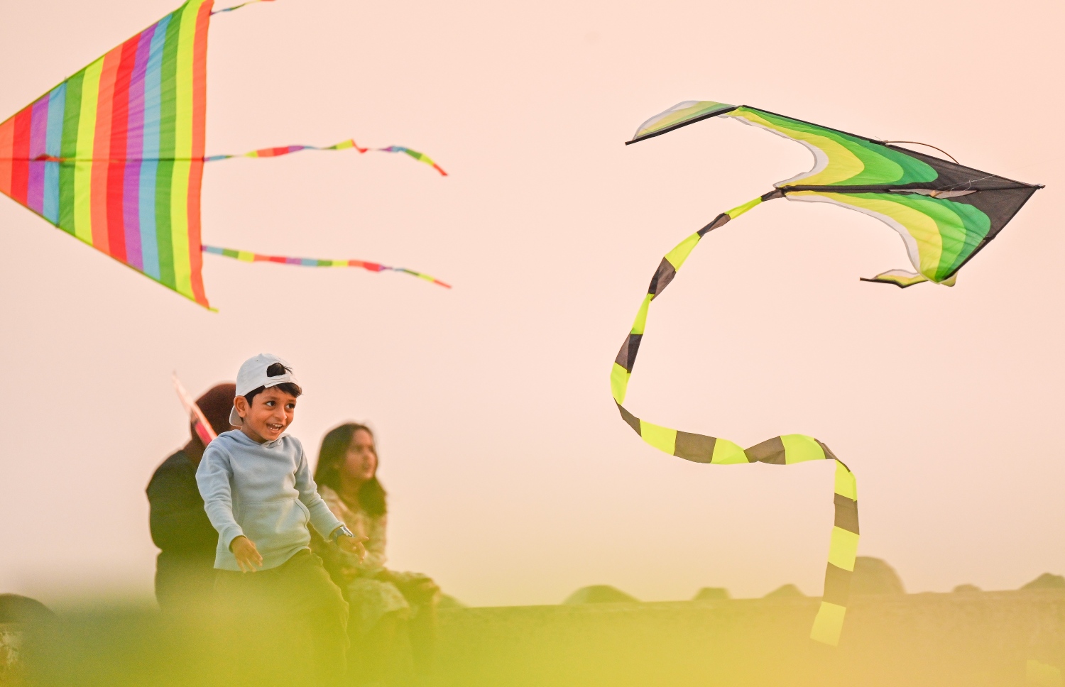 ރޯދަ ކުރުކޮށްލުމަށްޓަކައި ކުޑަކުއްޖަކަށް އެ ކުއްޖާގެ ބެލެނިވެރިން މަޑި އަރުވައި ދެނީ: މިއީ ކޮންމެ ރޯދަމަހެއްގެ ހަވީރު މާލެ އިން އާންމުކޮށް ފެންނަ މަންޒަރެއް.--- ފޮޓޯ: ފަޔާޒު މޫސާ | މިހާރު