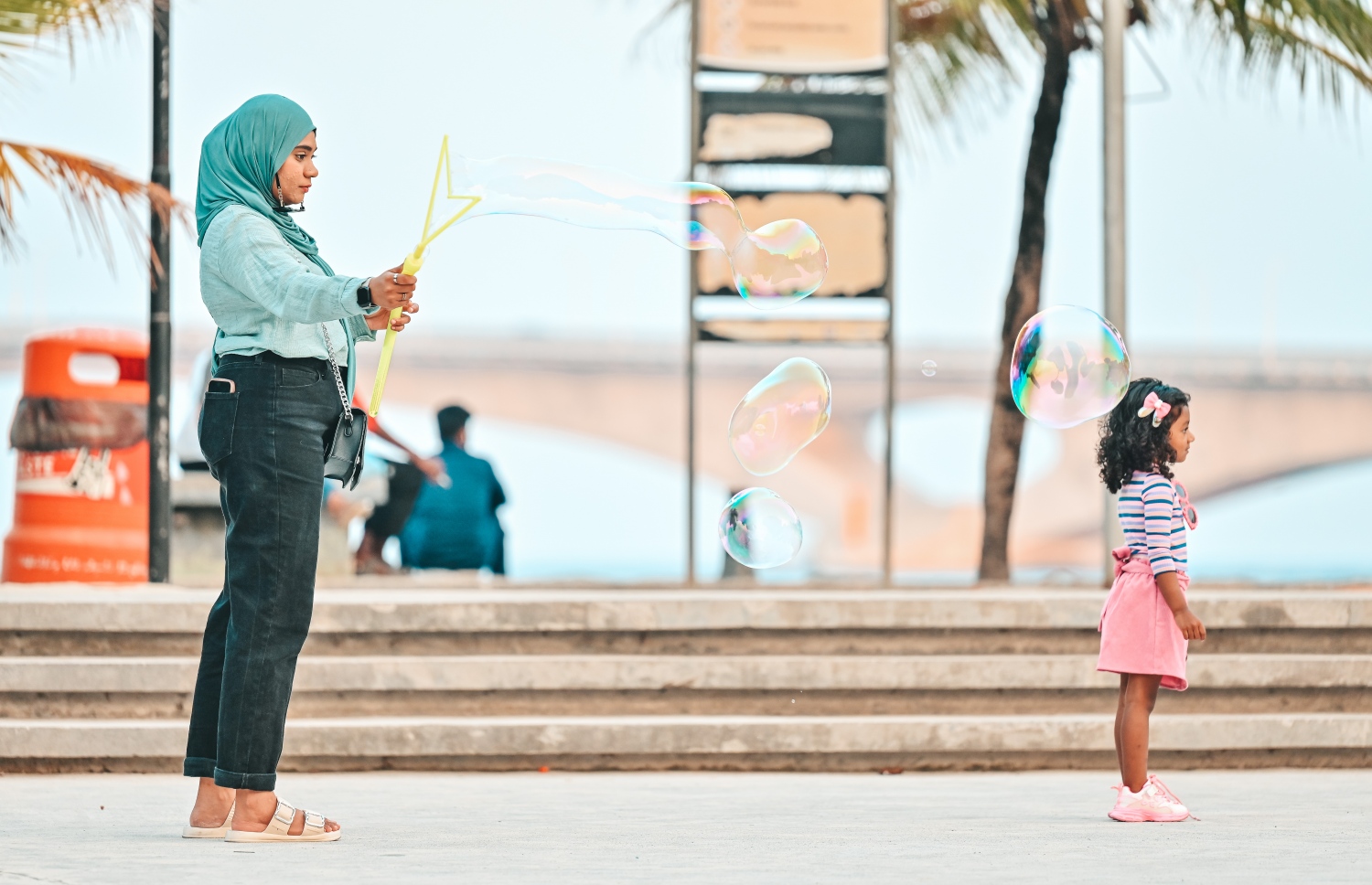 ކުޑަކުއްޖަކު ބެލެނިވެެރިޔާ އެކު ބީޗުގައި ބަބުލް އަރުވަނީ.--- ފޮޓޯ: ފަޔާޒު މޫސާ | މިހާރު