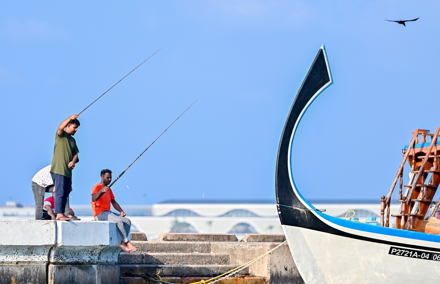 މަސްވެރިންގެ ޕާކު ސަރަހައްދުގައި ބަޔަކު މަސް ބާނަނީ: މިއީ ވެސް ރޯދަމަހު އާންމުކޮށް ފެންނަ މަންޒަރެއް.--- ފޮޓޯ: ފަޔާޒު މޫސާ | މިހާރު