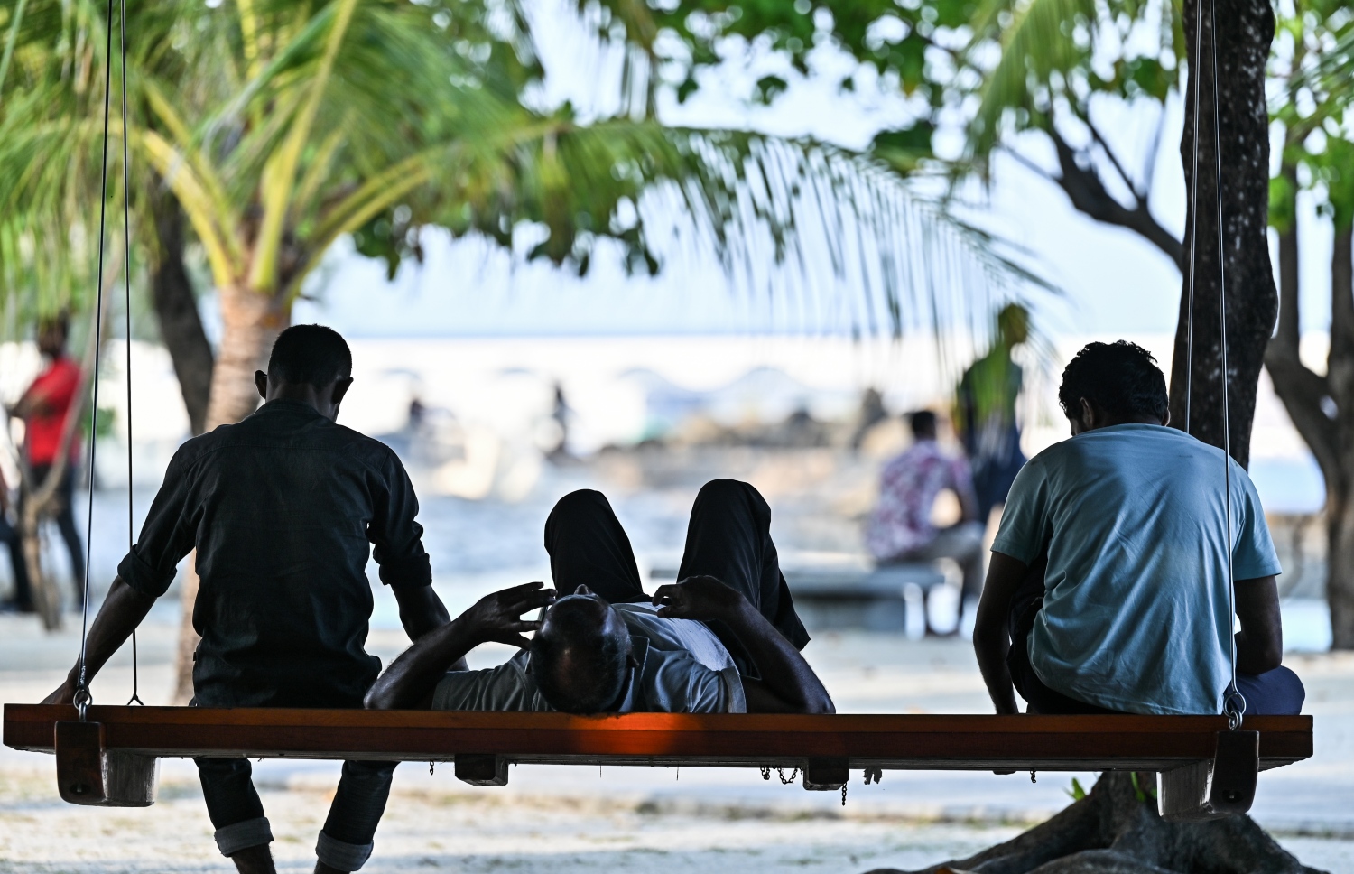 ރޯދަމަހު ހަވީރު ވަގުތުގައި ބަޔަކު ރޯދަ ކުރުކޮށްލުމަށްޓަކައި އާޓިފިޝަލް ބީޗުގައި ހުރި އުނދޯއްޔެއްގައި އިށީނދެލައިގެން.--- ފޮޓޯ: ފަޔާޒު މޫސާ | މިހާރު