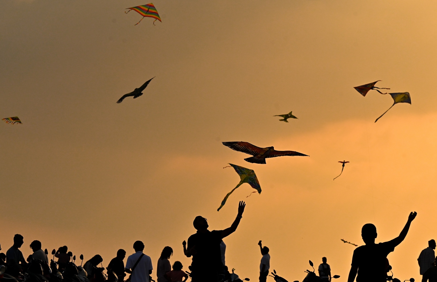 ރޯދަމަހުގެ ކޮންމެ ދުވަހެއްގެ ހަވީރު މާލޭގެ އުސްފަސްގަނޑުގައި އެންމެ އާންމުކޮށް ކުރާ ކަމަކީ މަޑިއެރުވުން: ކުޑަކުދިންނަށް މަޑި އަރުވައިދީ، އެ ކުދިންނާ އެކު އެ ވަގުތުގެ ބޭނުން ބެލެނިވެރިން ވަރަށް ރަނގަޅަށް ހިފާ.---ފޮޓޯ: ފަޔާޒު މޫސާ| މިހާރު