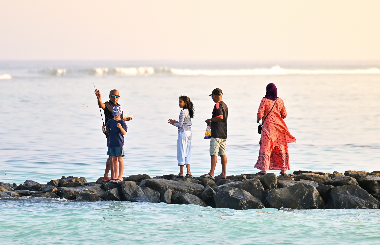 ރޯދަ ކުރުކޮށްލުމަށްޓަކައި ދެމަފިރިއަކު އެ މީހުންގެ ކުދިން ގޮވައިގެން ހުޅުމާލޭގައި މަސްބާނަނީ.--- ފޮޓޯ: ފަޔާޒު މޫސާ | މިހާރު