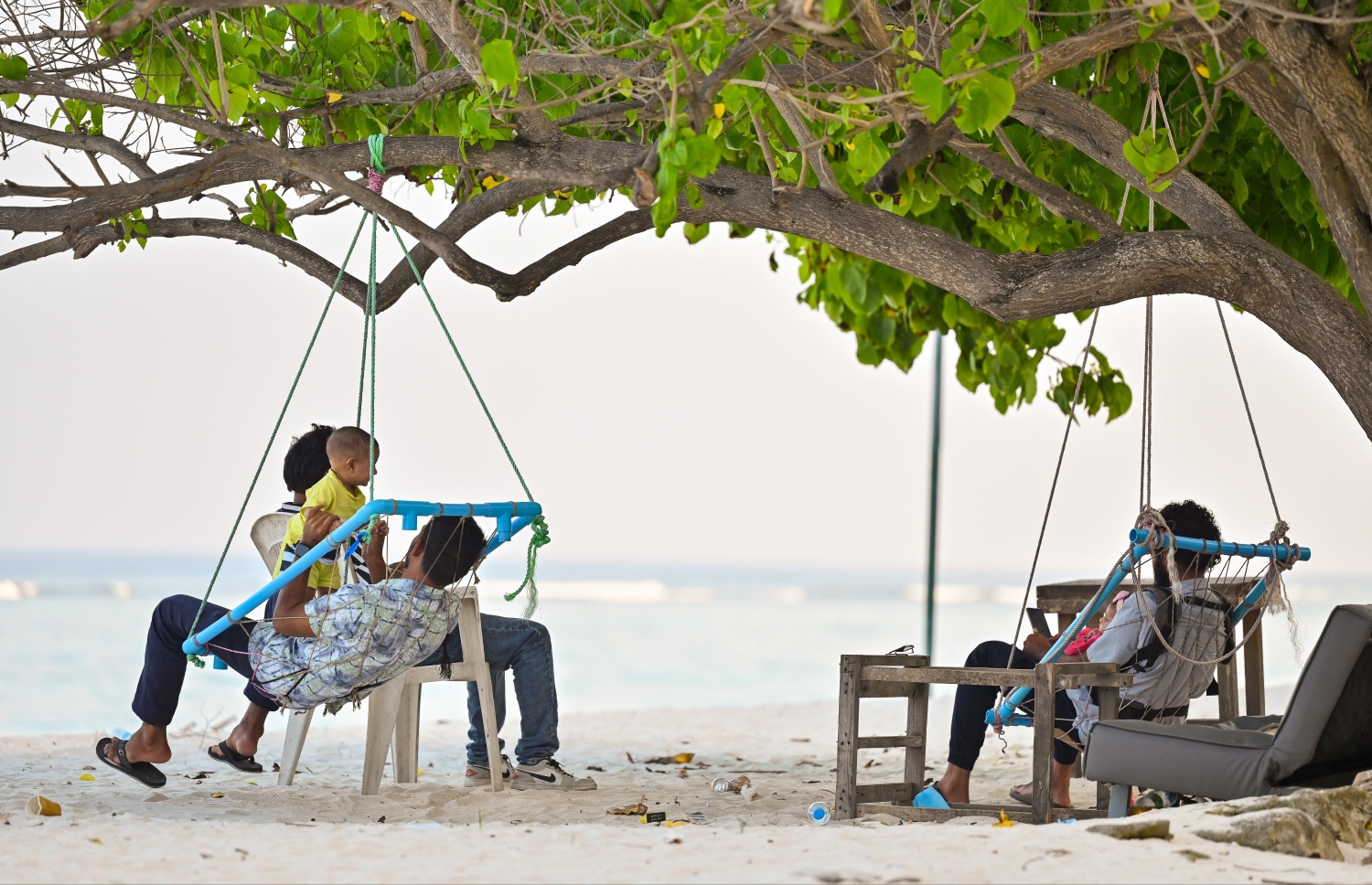 ހުޅުމާލެ ބީޗު ސަރަހައްދުގައި ހުރި އުނދޯލިތަކެއްގައި ބަޔަކު ރޯދަ ކުރުކޮށްލުމަށްޓަކައި މަޑުކޮށްލައިގެން: ރޯދަމަހުގެ ހަވީރުގެ ވަގުތުކޮޅަކީ ގިނަ ބަޔަކު ކުޅިވަރު ކުޅުމާއި އާއިލާތައް ހިތްހަމަޖައްސާލުމަށް ހޭދަކުރާ ވަގުތުކޮޅެއް.--- ފޮޓޯ: ފަޔާޒު މޫސާ | މިހާރު