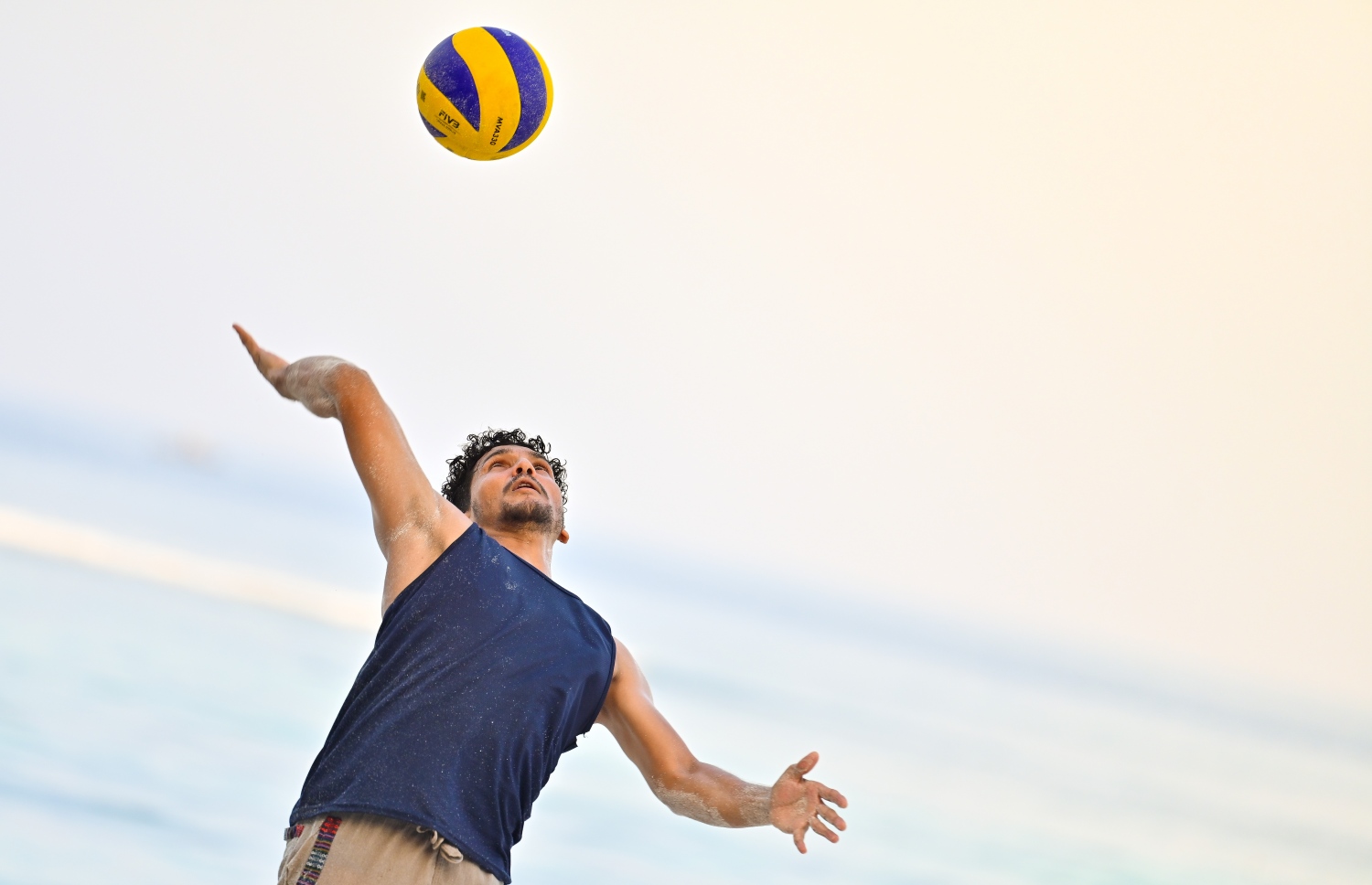 ބީޗުގައި ބަޔަކު ވޮލީ ބޯޅަ ކުޅޭއިރު މީހަކު ބޯޅަ ޖަހަނީ: ރޯދަމަހުގެ ހަވީރުގެ ވަގުތުތައް ގިނަ މީހުން ހޭދަކުރަނީ ރޯދަ ކުރުކޮށްލުމަށްޓަކައި ތަފާތު ކުޅިވަރުތައް ކުޅުމާއި ބުރު ޖެހުމުގައި.--- ފޮޓޯ: ފަޔާޒު މޫސާ | މިހާރު