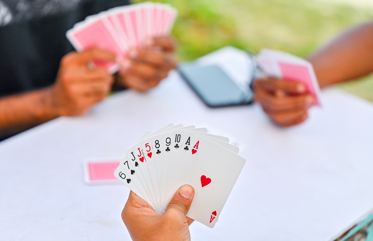 މަސްވެރިންގެ ޕާކުގައި ރޯދަ ކުރުކޮށްލުމަށްޓަކައި ބަޔަކު ތާސް ކުޅެނީ.--- ފޮޓޯ: ފަޔާޒު މޫސާ | މިހާރު