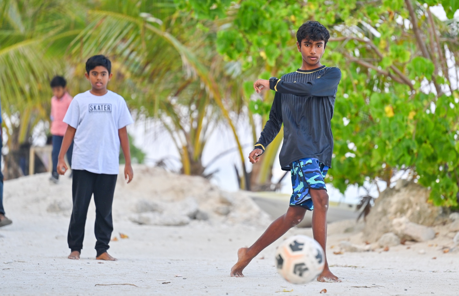 ރޯދަ ކުރުކޮށްލުމަށްޓަކައި ކުދިންތަކެއް ހުޅުމާލޭ ބީޗުގައި ފުޓްބޯޅަ ކުޅެނީ.--- ފޮޓޯ: ފަޔާޒު މޫސާ | މިހާރު