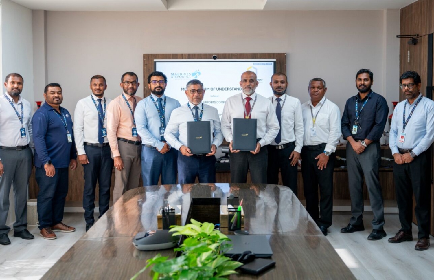 ވެލާނާ އެއާޕޯޓުގެ މަގުތައް ހެދުމާއި ބެލެހެއްޓުން އާރުޑީސީ އާ ހަވާލުކުރުމަށް އެއްބަސްވުމުގައި ސޮއިކުރެއްވުމަށް ފަހު، ދެ ކުންފުނީގެ ބައެއް އިސްވެރިން ފޮޓޯއަކަށް ހުއްޓި ވަޑައިގެން.---ފޮޓޯ: އެމްއޭސީއެލް