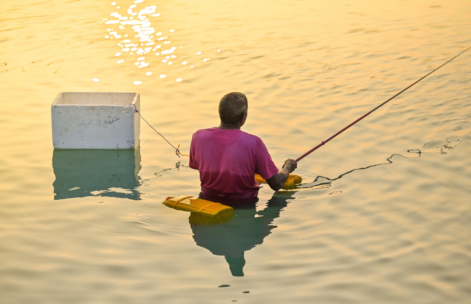 މޫދަށް އެރި މީހަކު މަސްބާނަނީ: މި ރަށުގައި މަސް ބާނައިގެން ކައްކައި ހިއްކައިގެން ވިއްކާ މީހުން ވެސް އުޅޭ -- ފޮޓޯ: ފަޔާޒު މޫސާ | މިހާރު