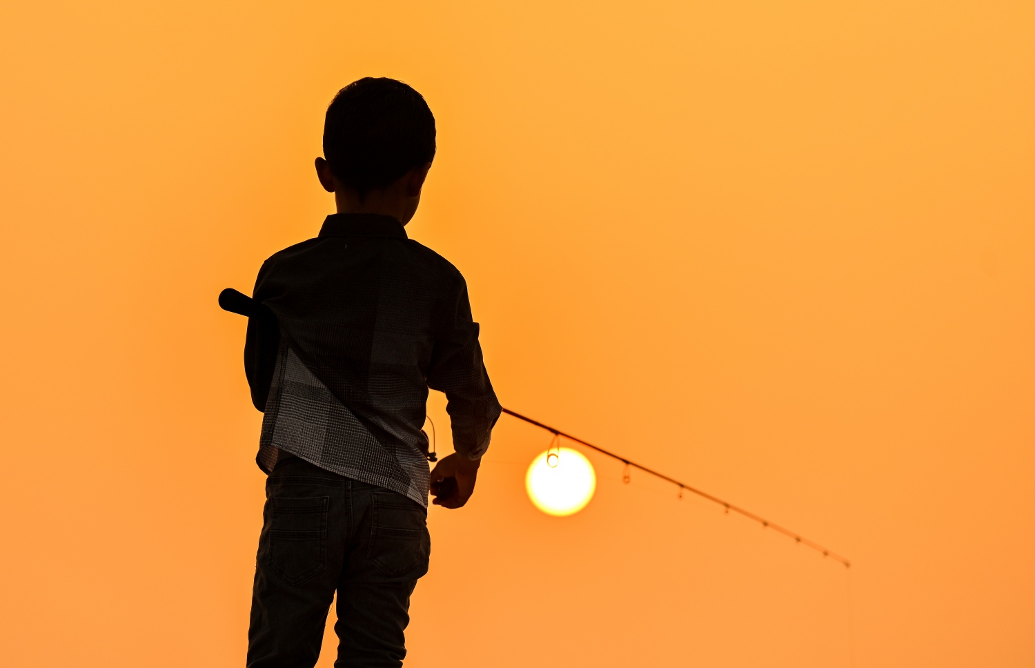 ކުޑަކުއްޖަކު ރަށުގެ ބަނދަރުގައި މުށިމަސް ބާނަނީ: މި ރަށުގެ ފަޅުތެރެއަށް ވަދެ އޮތް މުށިމަހާއި ކޮރަކަލީގެ ބޮޑު އައިނު ހިފަން ރަށުގެ އަންހެނުންނާއި ފިރިހެނުންނާއި ކުޑަކުދިން ކޮންމެ ދުވަހަކު ތިބެނީ ބަނދަރު ސަރަހައްދުގައި. -- ފޮޓޯ: ފަޔާޒު މޫސާ | މިހާރު