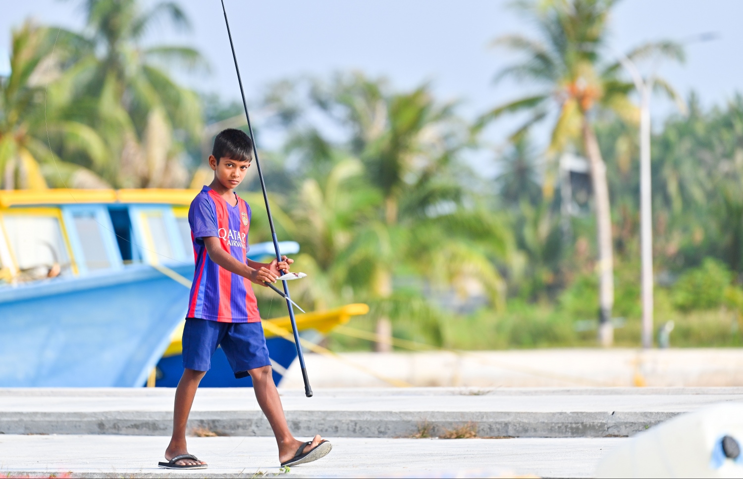 މުށިމަސް ބާނަން ކުޑަކުއްޖަކު ފީވަކު ބަނދަރު ސަރަހައްދަށް ދަނީ. ވަކި އުމުރެއް ނެތި އެންމެން ވެސް މަސް ބޭނުމުގެ ފޯރި ނަގާ. --- ފޮޓޯ: ފަޔާޒު މޫސާ | މިހާރު