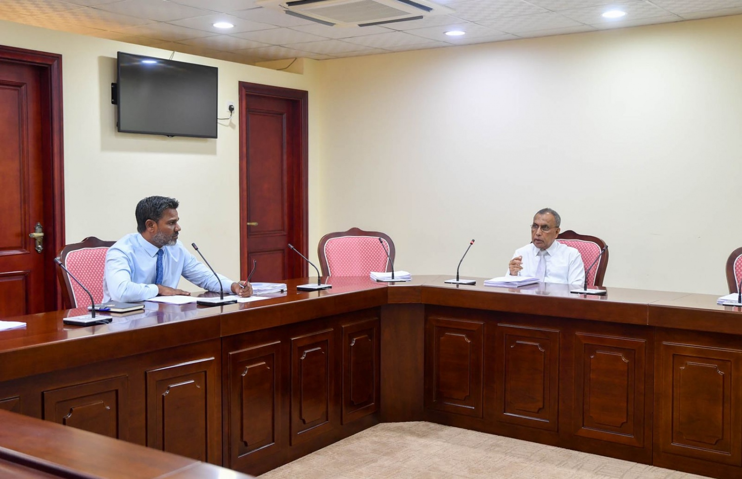 ސްޓޭޓް އޯންޑް އެންޓަރޕްރައިސަސް (އެސްއޯއީ) ކޮމެޓީން ކުރިން ބޭއްވި ބައްދަލުވުމެއް.-- ފޮޓޯ: މަޖިލިސް