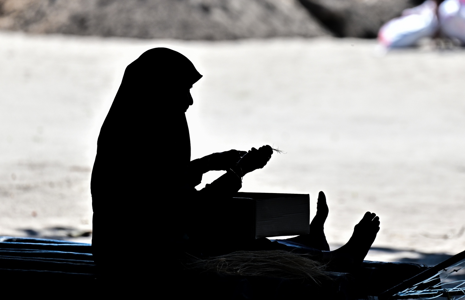 މީހަކު މަސައްކަތެއްގައި: ގިނަ ދުވަސްވީ ކައިވެނިތައް ރޫޅި އަންހެނުން ބޭއިންސާފާ ކުރިމަތިލާން ޖެހޭ. -- ފޮޓޯ: ފަޔާޒް މޫސާ | މިހާރު