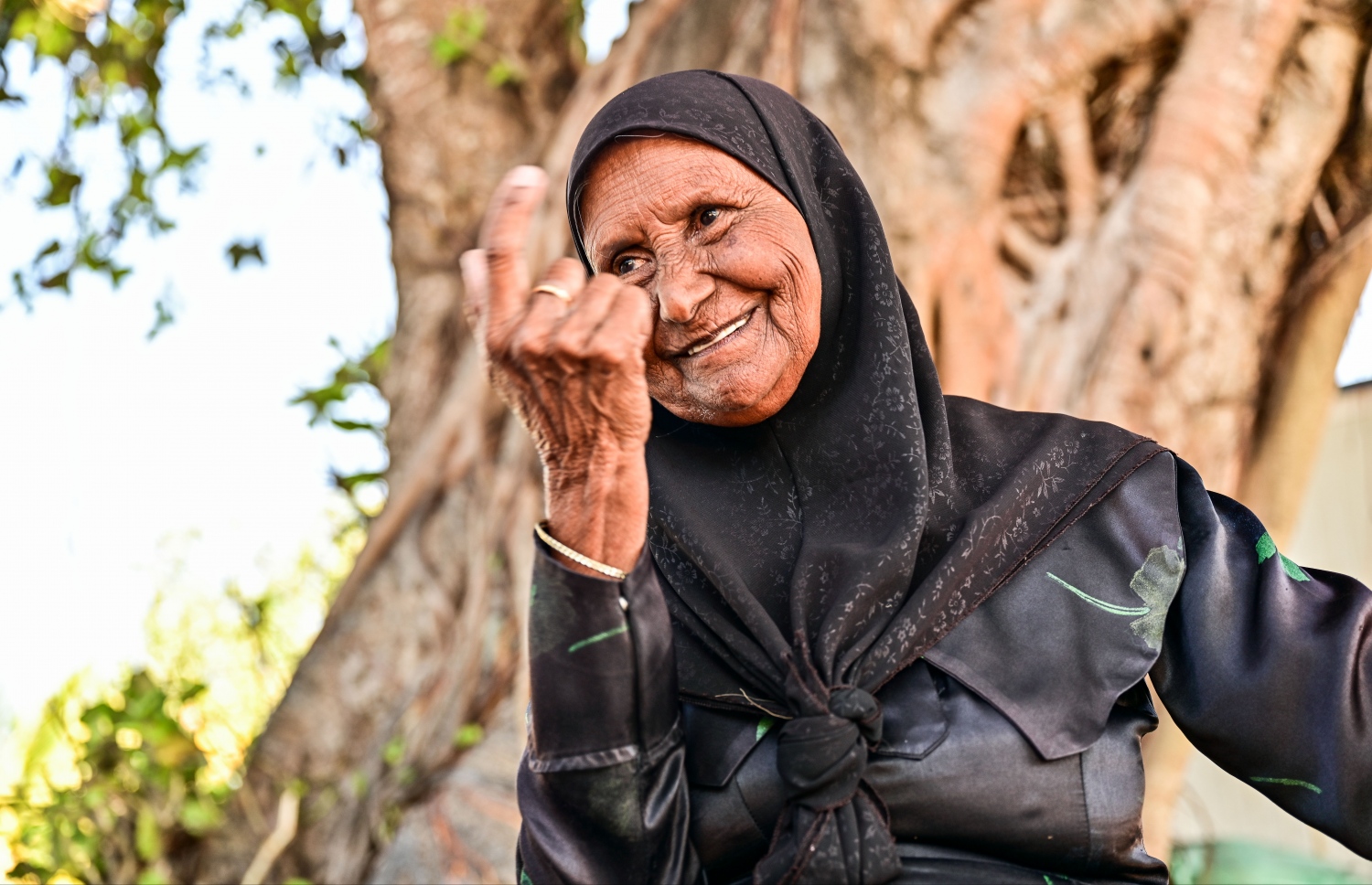 އޭނާގެ ފޮޓޯ ނަގަން ޖެހޭ ޒަމާން ހިނގައްޖެ ކަމަށް ބުނެ ފޮޓޯގްރާފަރާ ވާހަކަ ދައްކަނީ. -- ފޮޓޯ: ފަޔާޒް މޫސާ | މިހާރު