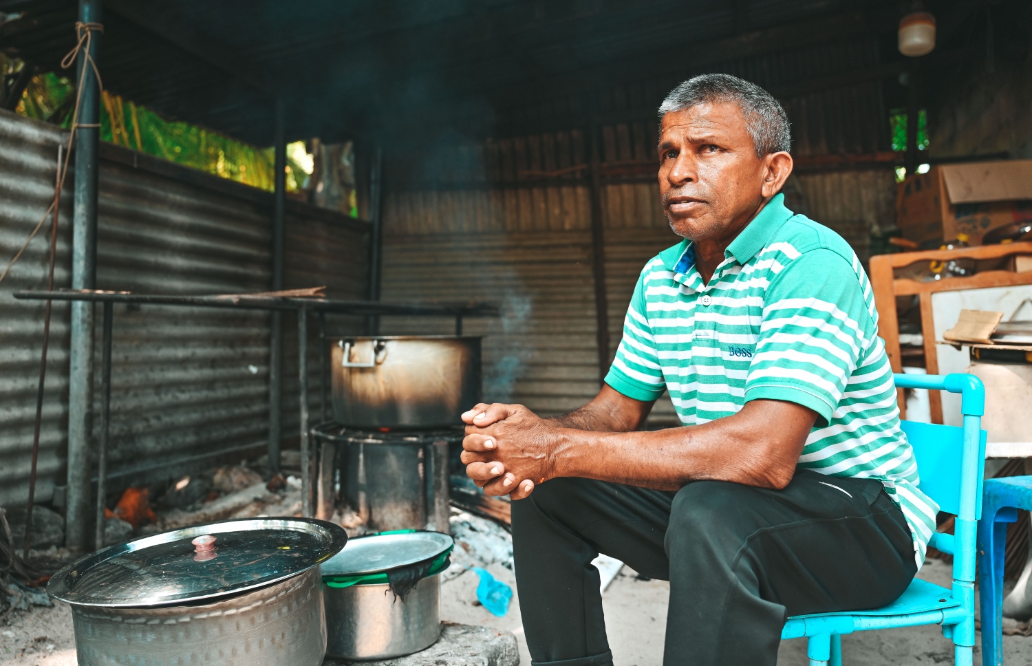 ކަށިކޭލު ހަކުރު ތައްޔާރުކުރާ ށ. މަރޮށި، މުހައްމަދު އަބްދުއްރަހްމާން "މިހާރު" އަށް އިންޓަވިއު ދެނީ: އޭނާ މި މަސައްކަތްކުރާތާ ތިން އަހަރުވެއްޖެ.-- ފޮޓޯ: ފަޔާޒް މޫސާ | މިހާރު